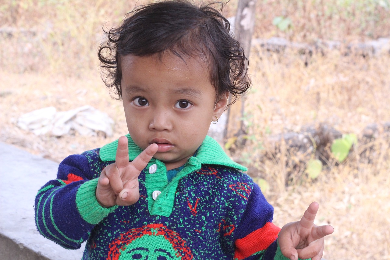 男孩在客厅被妈妈突然监控喊话吓哭