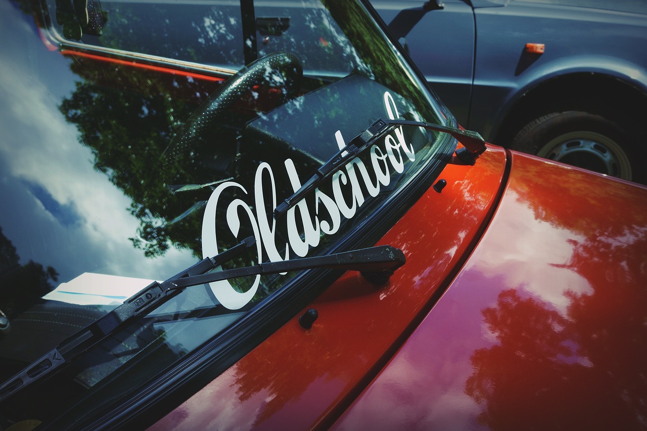 摩托车撞上汽车瞬间起火，交通事故还是安全隐患？