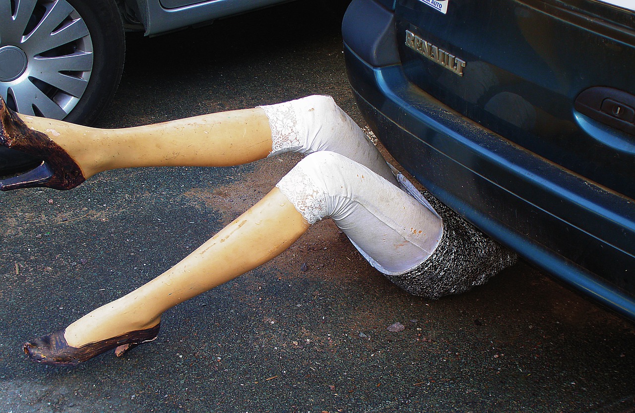 警方通报女子维修外墙时遭人割绳，事件背后的真相与反思