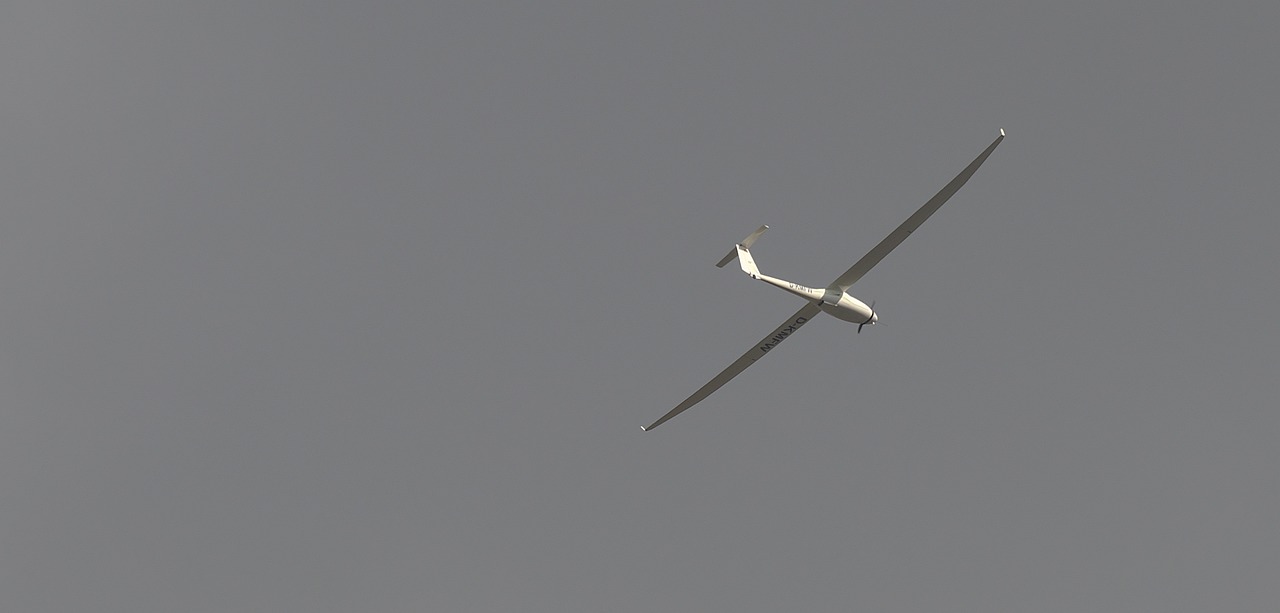 翱翔蓝天的勇士，揭秘翼装飞行女生刘安的极限挑战与生命热爱