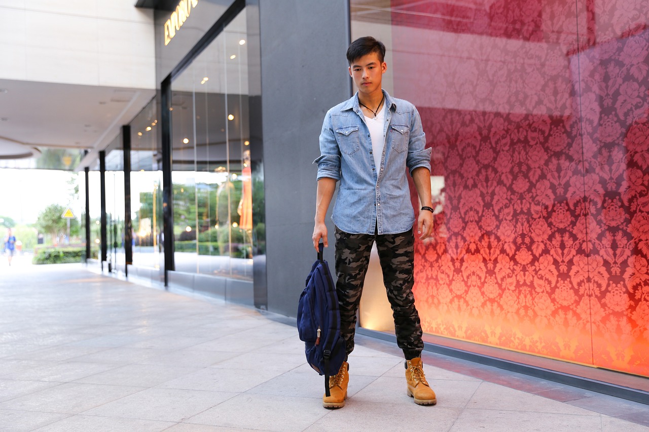 多地断崖式降温 街上短袖羽绒服同框