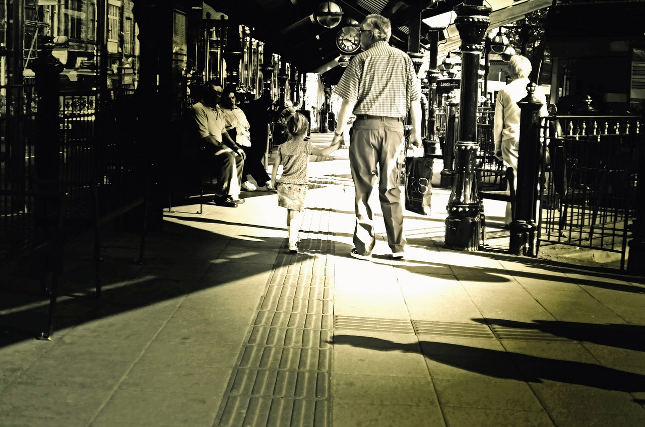 90后女孩与82岁爷爷成忘年交，跨越年龄界限的深厚友情