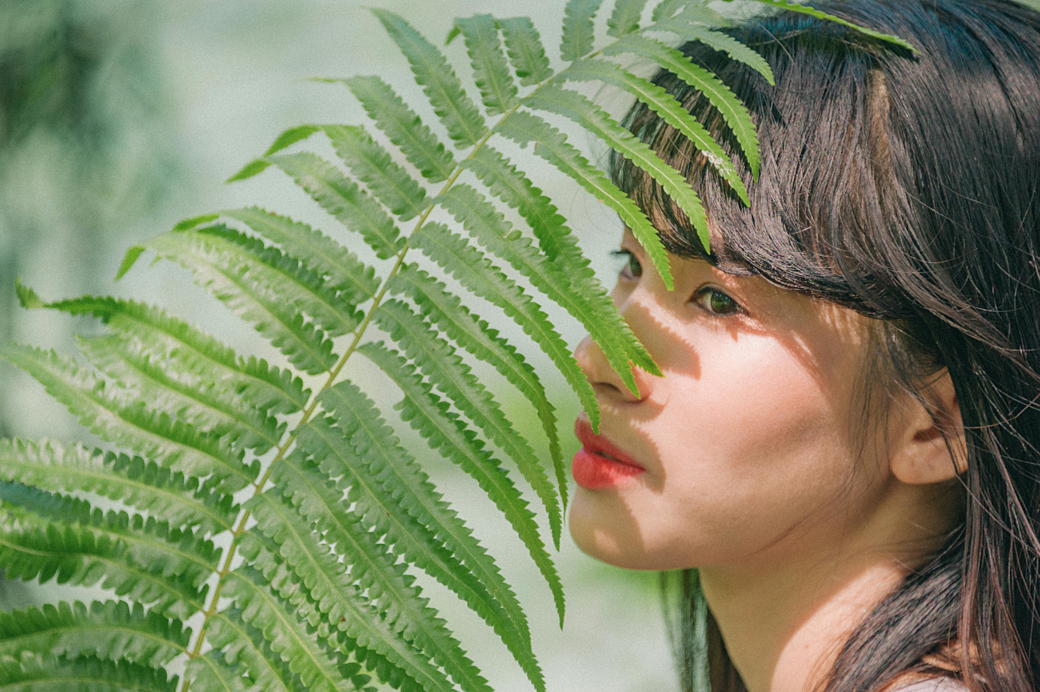 女子摔倒后成植物人，头戴鲨鱼夹引发热议