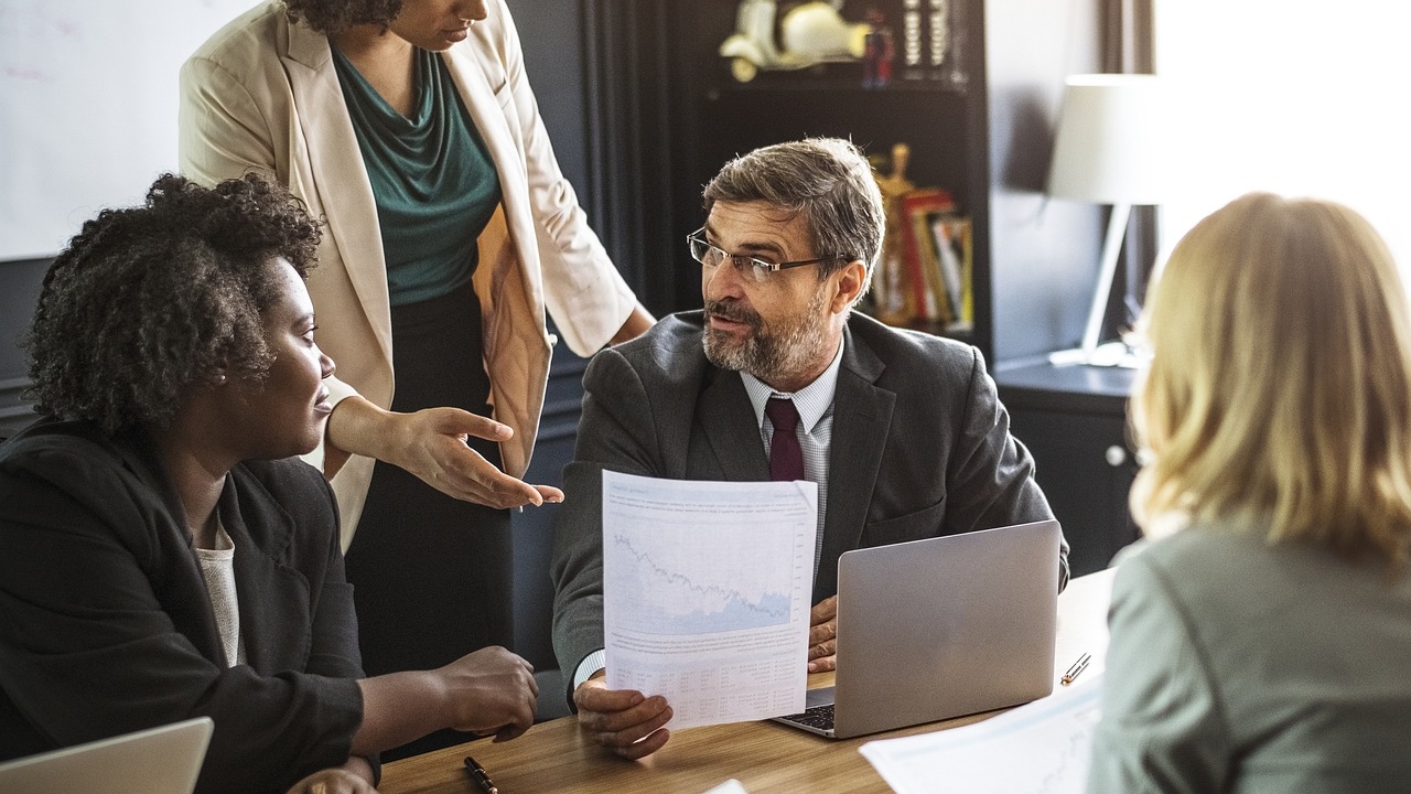 博士情侣瞒着领导下班摆摊月入3万3，追梦与现实的交响曲