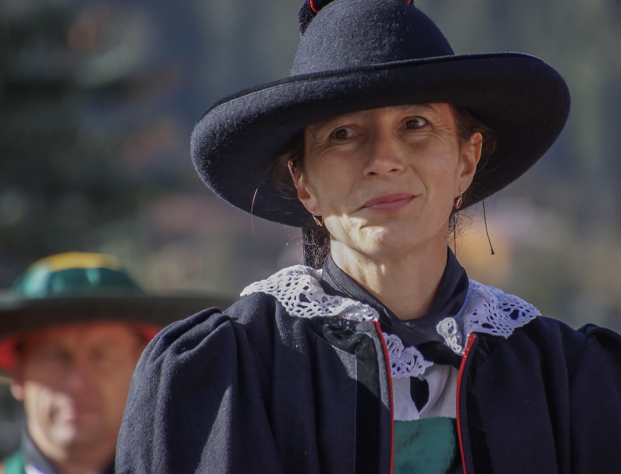 何鸿燊传奇一生中的原配情结，赌王背后的女人——黎婉华的风雨岁月